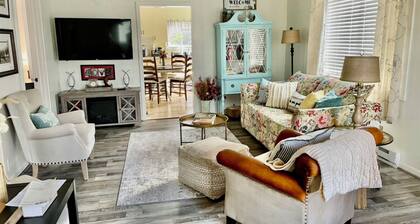 Charming 2-bedroom bungalow with WiFi, AC in welcoming Jamestown West Ellicott.