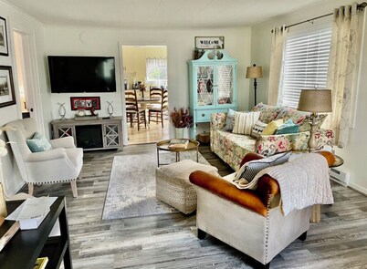 Charming 2-bedroom bungalow with WiFi, AC in welcoming Jamestown West Ellicott.