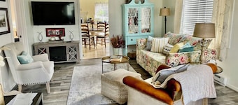 Charming 2-bedroom bungalow with WiFi, AC in welcoming Jamestown West Ellicott.