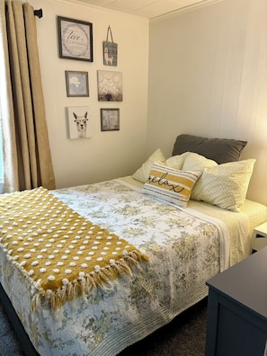2 bedrooms, iron/ironing board, travel cot, free WiFi