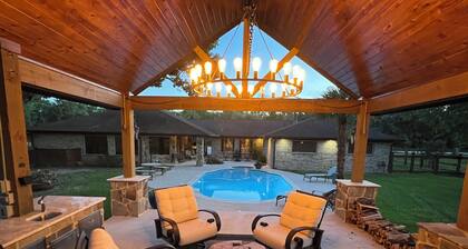 GORGEOUS 1-BR, 1-BATH RANCH HOUSE Near Downtown Houston with AMAZING POOL &PATIO