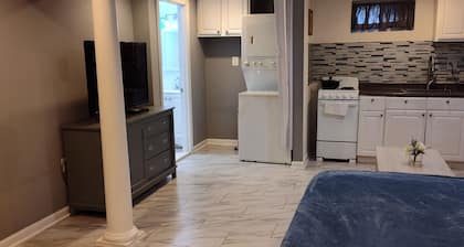 Chic studio with WiFi and AC in beautiful Rockville MD.