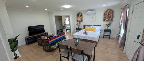 1 habitación, tabla de planchar con plancha y cuna de viaje