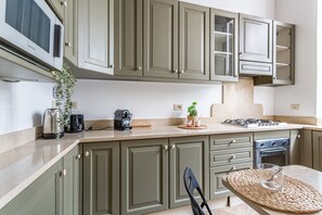 Kühlschrank, Mikrowelle, Ofen, Herdplatte