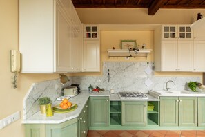 Refrigerador, horno, parrilla de estufa y utensilios de cocina 