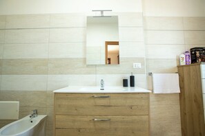 Kahden hengen comfort-huone, patio | Kylpyhuone