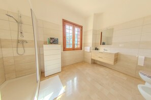 Standard Double Room | Bathroom