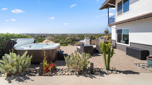 Une terrasse dotée de bains à remous, de mobilier d’extérieur et d’un cactus.