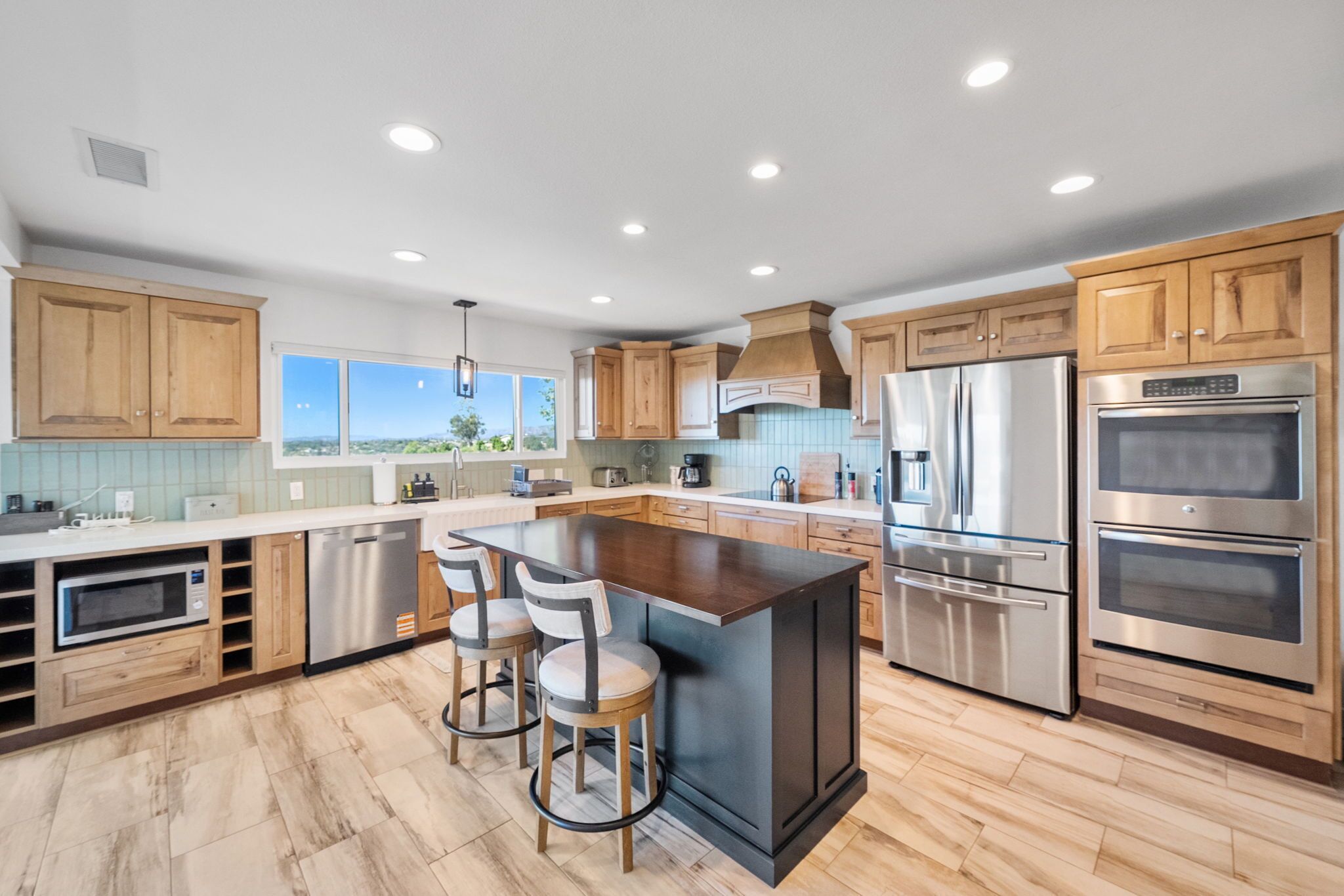 Køleskab, mikrobølgeovn, ovn, kogeplade