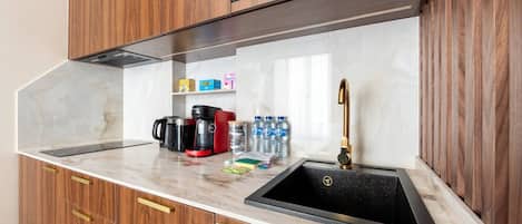 Microonde, piano cottura, macchina per tè/caffè, tostapane