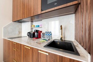 Mikrowelle, Herdplatte, Wasserkocher mit Kaffee-/Teezubehör, Toaster