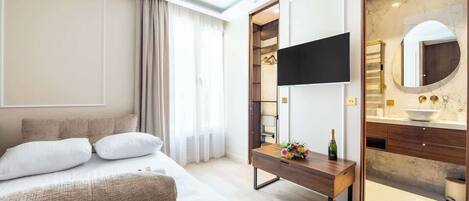 Desk, iron/ironing board, WiFi, bed sheets