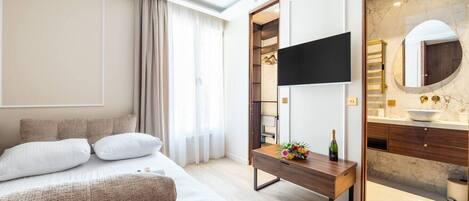 Desk, iron/ironing board, WiFi, bed sheets