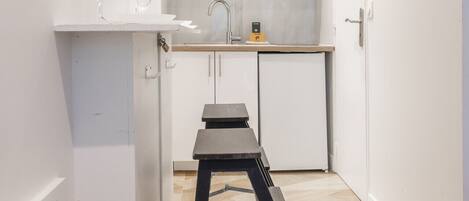 Micro-ondes, plaque de cuisson, cafetière/bouilloire, grille-pain