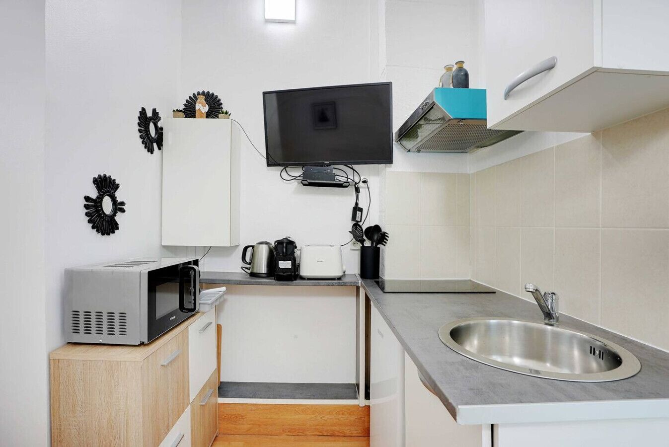 Mikrobølgeovn, kokeplater, kaffetrakter/tekoker og brødrister