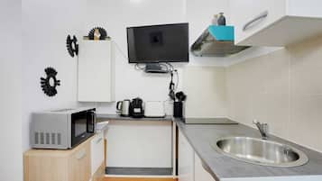 Mikrowelle, Herdplatte, Wasserkocher mit Kaffee-/Teezubehör, Toaster