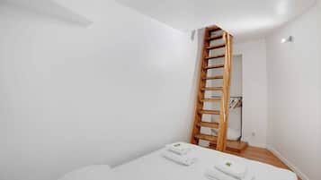 Schreibtisch, BĂŒgeleisen/BĂŒgelbrett, WLAN, BettwĂ€sche