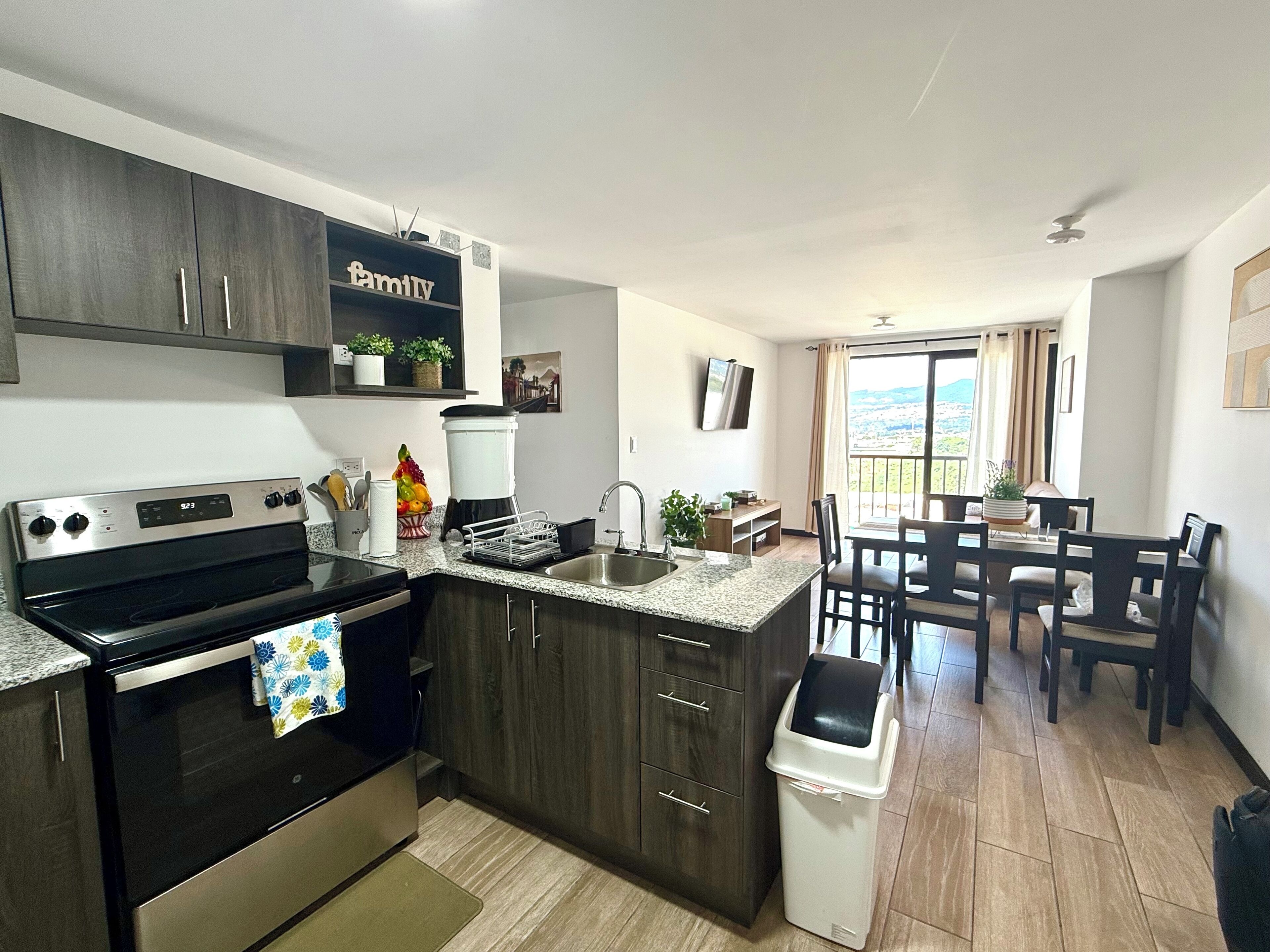 Kylskåp, mikrovågsugn, ugn och spishäll