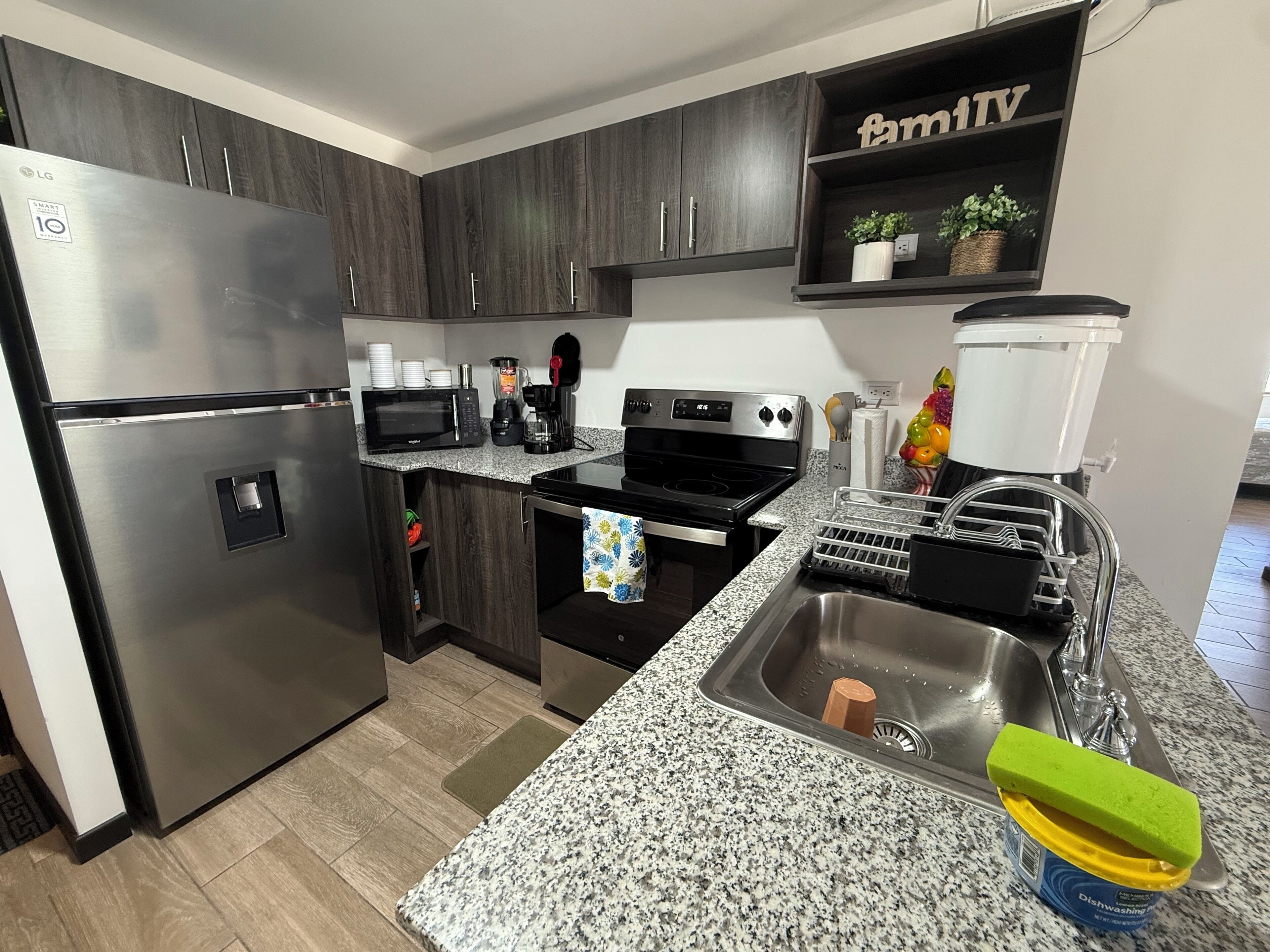 Kylskåp, mikrovågsugn, ugn och spishäll