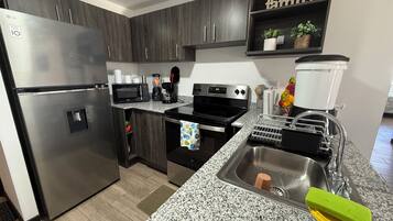 Een koelkast, een microgolfoven, een oven, een kookplaat