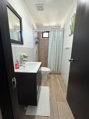 Ducha, toallas, champú y papel higiénico