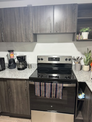 Geladeira, micro-ondas, fogão, cooktop