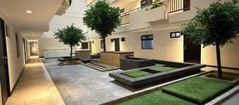 Cerca del aeropuerto con vistas a los volcanes, cerca de todo!