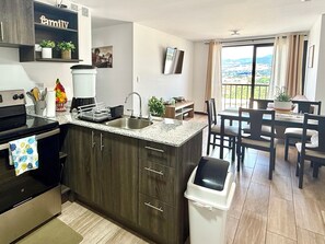 Kjøleskap, mikrobølgeovn, ovn og kokeplater