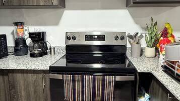 Een koelkast, een magnetron, een oven, een kookplaat