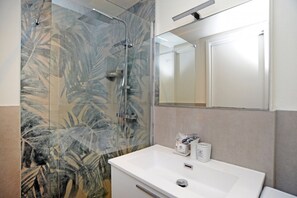 Douche, sèche-cheveux, bidet, serviettes fournies
