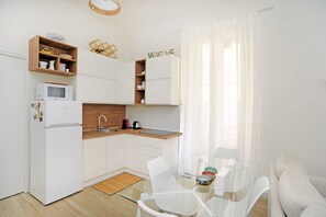Réfrigérateur, four à micro-ondes, surface de cuisson, lave-vaisselle