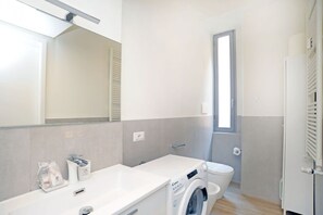 Ducha, secador de pelo, bidé y toallas