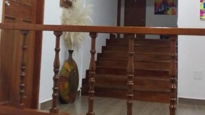 A staircase with wooden railings leading to a landing. - HOTEL SARAPE ESTADIO (Medellín)