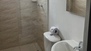 A bathroom with a toilet, sink, and shower. - HOTEL SARAPE ESTADIO (Medellín)