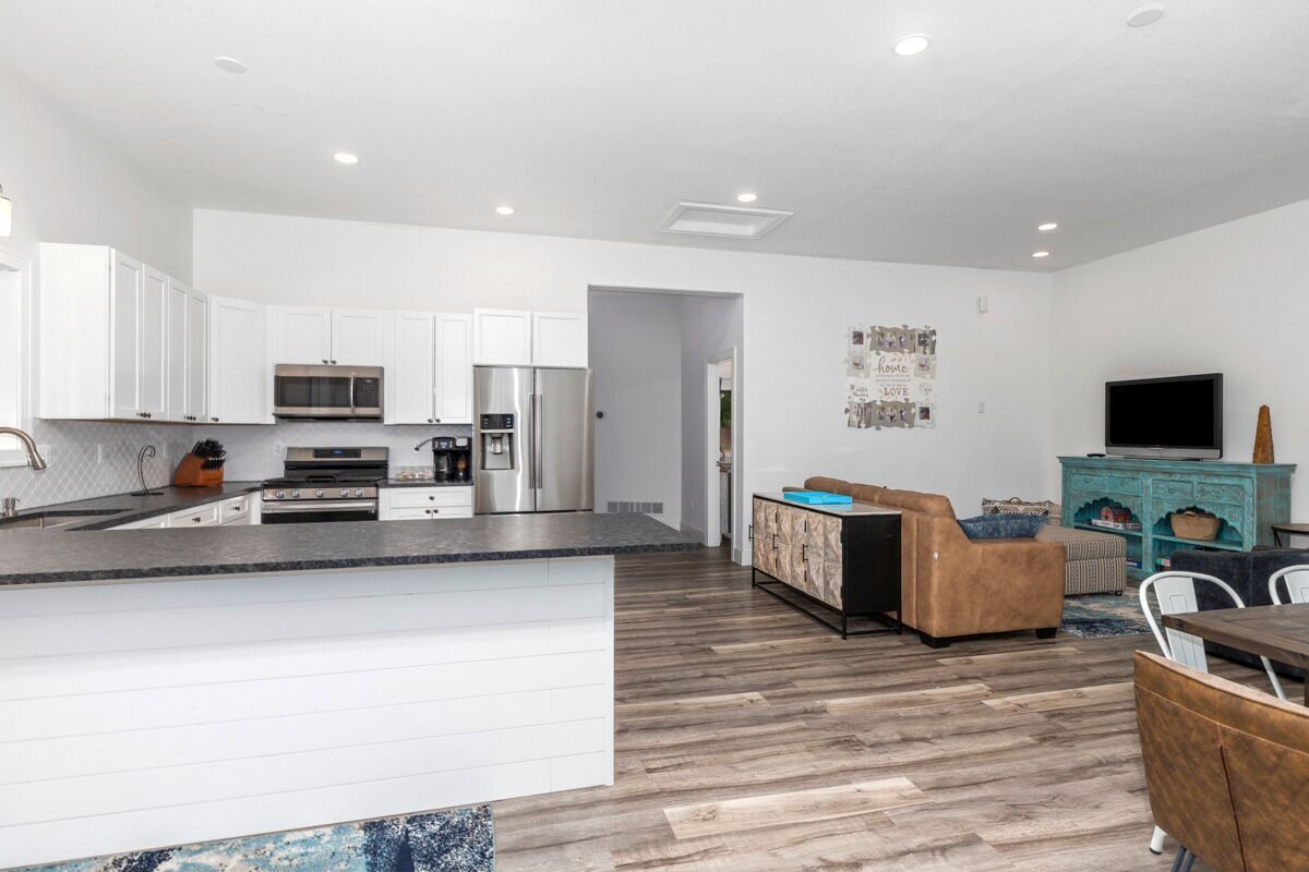 Een koelkast, een magnetron, een oven, een kookplaat