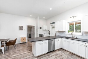 Een koelkast, een microgolfoven, een oven, een kookplaat