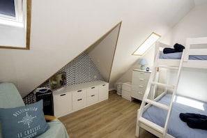 2 chambres, fer et planche à repasser, lit de bébé portatif