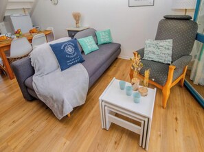 Fernseher, Bücher, Stereoanlage