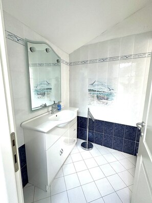 Classic Triple Room | Bathroom