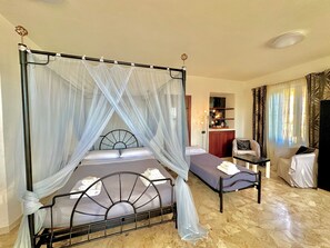Deluxe Triple Room, Balcony, Sea View | Individually decorated, individually furnished, desk, soundproofing - Il Ciliegio (Vezzano Ligure)
