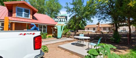 المنطقة المحيطة بالمنشأة