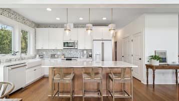 Kylskåp, mikrovågsugn, ugn och spishäll