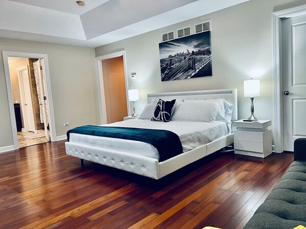 4 habitaciones, escritorio y tabla de planchar con plancha 