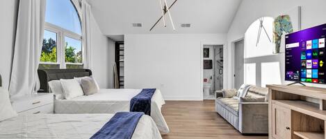 4 slaapkamers, een bureau, een strijkplank/strijkijzer, reisbedje