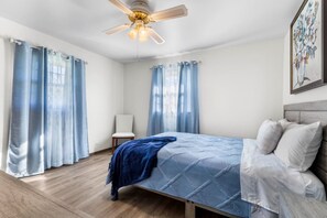 4 slaapkamers, een bureau, een strijkplank/strijkijzer, reisbedje