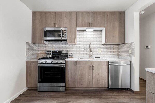 Een koelkast, een microgolfoven, een oven, een kookplaat