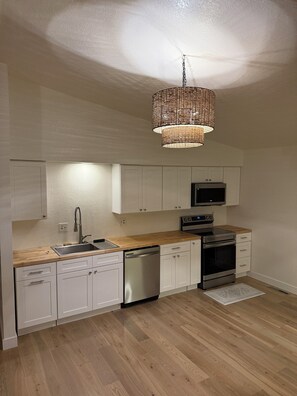 冷蔵庫、電子レンジ、オーブン、コンロ