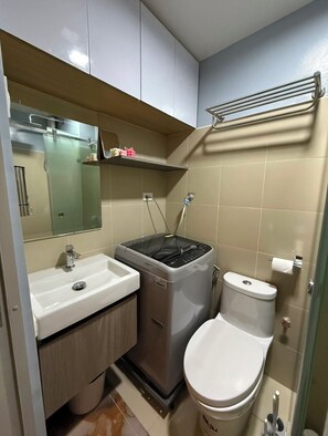 Shower, hair dryer, bidet, towels