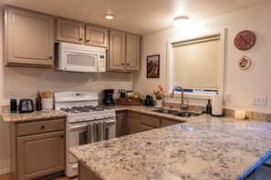 冰箱、微波炉、烤箱、炉灶