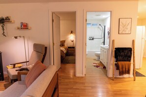 Haartrockner, Bidet, Handtücher, Seife